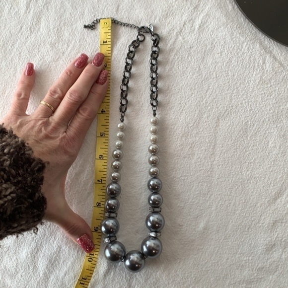 Charming Charlie metallic silver graduated chunky large bead statement necklace - Picture 6 of 7